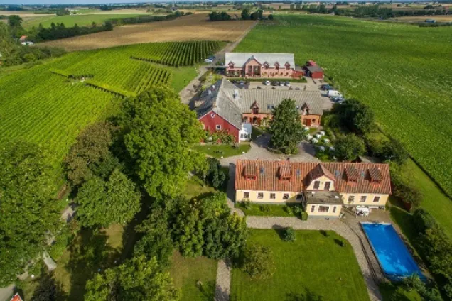 An overview of the buildings and surroundings at Flädie Vineyard. Photo.